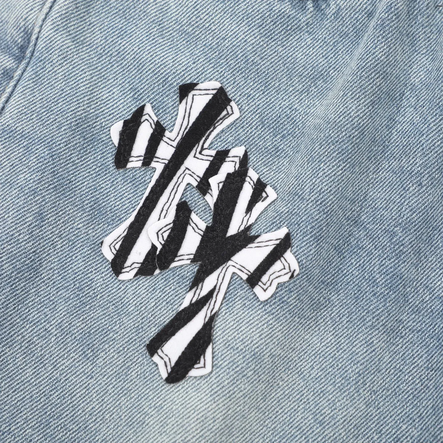 P280 CH Chromehearts zebra black and white cross patch patchwork jeans, priced at 34W level, patchwork cross pattern embellishment, washed jeans! ! An absolutely high-end luxury product, a 1.9W-level god-level single product, a super popular product, made by top heavy industry, a magic weapon that cannot be missed! [About Zangyin] This is an extremely luxurious fashion brand that can also be called the aristocracy of the high street. It has always been an exclusive brand for some hipsters or rich second generations. Compared with ordinary high streets, it is more luxurious and noble. Compared with luxury brands, it is more fashionable and individual. It has always been a brand that I have a special liking for. [Top heavy industry fashion design] Consistently high-street luxury style. Speaking of this style, the Zangyin family and GU family are definitely the leading representative brands. Especially the Zangyin family has really achieved a state-of-the-art effect in creating high-street style. The unique washed material is used to create this style. The color system is already quite eye-catching. After it is decorated with patchwork cross flowers, it cleverly highlights the charm of the brand. Secondly, this style uses classic The high-waist cutting design highlights the long legs and fashionable temperament of the upper body. The brand is highly recognizable and the slim fit configuration is more suitable for daily wear. It is a product that interprets personality, fashion, and specifications at a glance. This single product is enough to make any fan excited. It can be a white T-shirt for a youthful college style, or a tight suspender for a royal style. It has strong matching ability and can be easily controlled by men.  [Materials and craftsmanship] Needless to say, this point goes without saying. As an excellent craftsman brand, Zangyin’s requirements for details and craftsmanship are really perfect. The washed color of this model has gone through so many processes, not to mention the embellishment of denim appliques. It is also purely hand-made and sewn. Just like what they believe in, only hand-made things have soul and have the meaning of wear. A top-notch heavy-duty fashionable denim item, I look forward to your perfect interpretation! !  Color: blue Size: 28-36